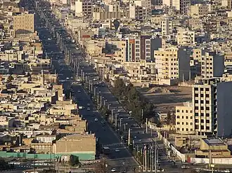 عکس از ساختمان‌ها و المان‌های سازنده خیابان صدوق قم در ۱۳۸۵