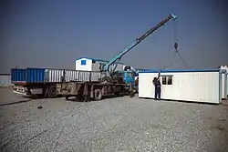 یک جرثقیل در حال حمل یک کانکس