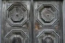 کنده‌کاری روی یک در چوبی در رشت