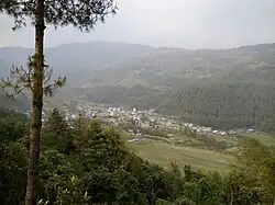 نمایی از شهرداری جیری از تپههای اطراف