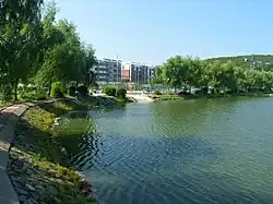 دریاچه مصنوعی در حوالی میدان زراعتی گونگچینگ، شهرستان لووبئی، سال ۲۰۱۲