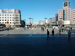 نمای مشاهده شده از خیابانی از شهر، دیده شده از ایستگاه راه‌آهن نن‌جیانگ