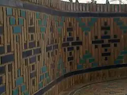 تزتینات آجرلعاب داردرزمینه آجرکاری واقع درایوان ورودی به مدرسه ازسمت رواق دارالولایه(قسمت واقع درداخل صحن