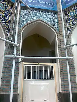 (فضای ورود به راه پله طبقات مدرسه پریزاد (واقع در دیواره کنج صحن.jpg