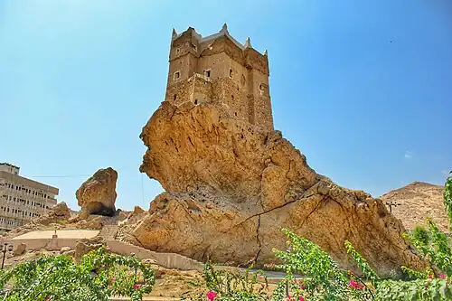 قلعه الغویزی در پایه کوهستان حضرموت