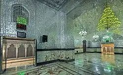 محل دفن ناصرالدین‌شاه در صحن ناصری (رواق آیت‌الله کاشانی فعلی) در زیر چلچراغ بزرگ، بین آرامگاه عبدالعظیم حسنی (سمت چپ) و امامزاده حمزه (سمت راست)