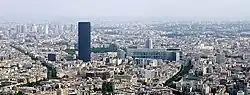 دورنمای منطقه که تورمونپارناس در آن چشم‌گیر است