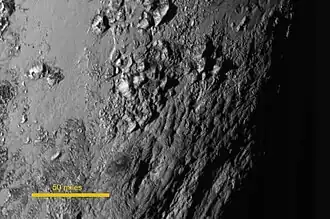 Pluto - نزدیک استوا- پلوتو از دیدگاه افق‌های نو Horizons(ژوئیه ۱۴, ۲۰۱۵).