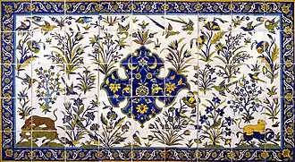 کاشی نقاشی، مربوط به دورهٔ قاجار با صحنه‌هایی از شکار، پرندگان و گل‌وبُته.این اثر اکنون در مالکیت مجموعه داوود قرار دارد.کاشی‌ساز: نامعلوم