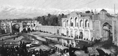 بانک شاهی در تهران (سمت راست) سال ۱۹۱۰ میلادی