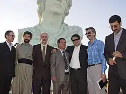 سال 2005 پارک سامی عبدالرحمن مراسم پرده برداری از تندیس مستوره از راست: دکتر نجمالدین جباری، ماجد مردوخروحانی، جمال احمدیآیین، بدران حبیب، دکتر اسعد اردلان، هادی ضیاءالدینی، محمد مستوفی