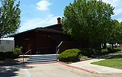 The Orange Cove Santa Fe Railway Depot now serves as City Hall and is also listed on the اداره ملی ثبت اماکن تاریخی.