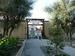 The Fort, a replica of Sutter's Fort در ساکرامنتو، is on the اداره ملی ثبت اماکن تاریخی.