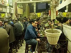 مردان تهران با پوشاک معمول فصل، در حال استعمال دخانیات