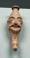 ظروف سفالی طرح  سر انسان و گاو،  مربوط به سلسله تانگ. از موزه فرهنگ ختن، چین