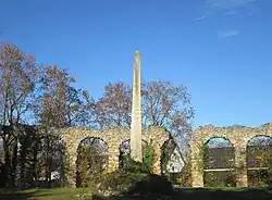 Obelisk و قنات رومی در باغ کاخ شوتزینگن