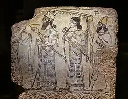 کاشی که پادشاه و همراهانش را نشان می‌دهد،  9th century BC