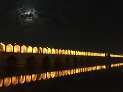 سی‌وسه‌پل در شب