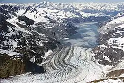 یخچالی که وارد دریا می‌شود در یک دره کوهستانی
