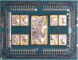 AMD EPYC 7702 پس از پوشش‌برداری، با باقی مانده مواد رابط حرارتی لحیم (TIM).
