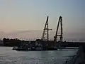 یکی از بزرگترین جرثقیل‌های شناور اروپا، کلارک آدام با ظرفیت ۲۰۰ تن، هاب‌لآنی را از آب بیرون کشید.