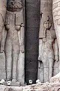 مجسمه های ملکه مریت‌آمون (سمت راست) و خواهرش باکت‌موت (چپ)