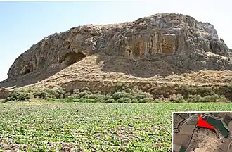 ضلع شمالی تپه، دیوارهٔ سنگی عمودی، مانعی طبیعی در برابر مهاجمان.