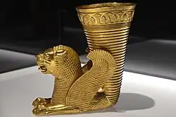 ریتون سلطنتی هخامنشی ساخته شده از طلا به شکل شیر، از هگمتانه.