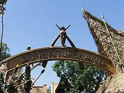سرزمین ماجراجویی(با مضمون نمایی از ماجراجویی دهه ۱۹۵۰، با استفاده از تیکی کرا پس از جنگ)