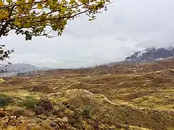 نمایی از کوه سرخ در بوستان