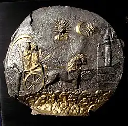 لوحه‌ای که در آن کوبله توسط دو شیر کشیده می‌شود، آی‌خانم، سده دوم پیش از میلاد.