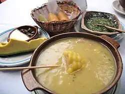 آخیاکو نوعی سوپ با کرم کبر و آووکادو،  پیش از خوردن مخلط می‌شود.