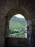 نمایی از تپه‌ها از یکی از پنجره‌های دژ