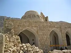 مرقد علامه دوانی که مدتهاست بدون ترمیم مانده‌است