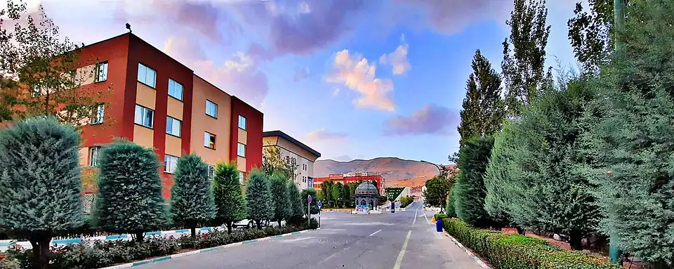 نمایی از حیاط ورودیه پردیس مرکزی دانشگاه علامه طباطبائی