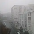 مه پاییزی در سیمون بولیوار. کوه‌ها به دلیل تاری دید ناپدید شده‌اند (پاییز تا بهار)