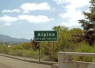 Alpine's town sign at its western border, as seen from بزرگراه میان‌ایالتی ۸