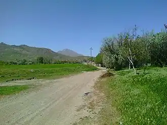 چشم‌اندازی از روستا و دورنمایی از کوه آلماقلاغ