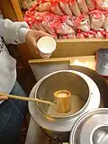 سرو کردن آمازاکه، شیر برنج تخمیری ژاپنی با ملاقه