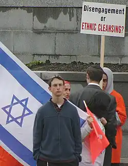 کاریکاتوری از کارلوس لاتوف در توصیف ماموریت اِی‌پَک (AIPAC).