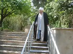 حسینعلی منتظری در حیاط خانه قم.