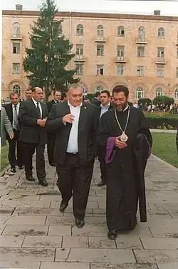 آندرانیک مارگاریان (نفر سمت چپ)