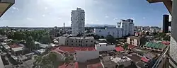 (From top, left to right): Exterior of Holy Rosary Church, nave of Holy Rosary Church, Salakot Arch, Jose Abad Santos Hall of Justice, Philippine International Hot-Air Balloon Fiesta، فرودگاه بینالمللی کلارک، Angeles City Hall