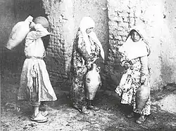 عکسی قدیمی از سه کودک ایرانی از عکاس روسی آنتوان سوروگین معروف به آنتوان خوان