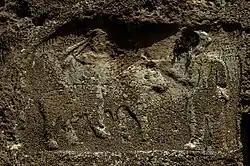 نقش‌برجسته گودرز شاه در کنار سنگ‌نگاره آنوبانی‌نی