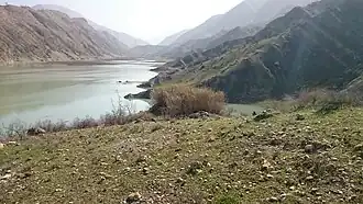 نگاره‌ای از قبر منسوب به خلیفه کیخسرو امامی (به‌احتمال بسیار زیاد) یا قبر پسرش یعنی خلیفه هومر امامی (به‌احتمال بسیار کم) در نزدیکی و مابین دو روستای کلور و کانی‌سالار از توابع بخش کلاشی شهرستان جوانرود در استان کرمانشاه. در آخرین نقطه مرزی ایران و عراق و در کنار دو رود لیله و سیروان.