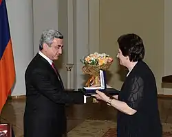 سرژ سارگسیان،  رئیس‌جمهور جمهوری ارمنستان در حال اهدای نشان آنانیا شیراکاتسی به ریما خاچاطریان (۲۷-۰۵-۲۰۰۹)