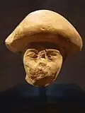 یک مقام رسمی که مدل موی "سر قارچ" را پوشیده است، در نقاشی‌های معاصر خارجی‌های غرب آسیا، از آواریس، پایتخت هیکسوس‌ها نیز دیده می‌شود. مربوط به ۱۸۰۲-۱۶۴۰ قبل از میلاد.