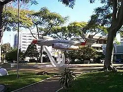 Model of F-8 Gloster Meteor plane display در پارک Santos Dumont (Praca Santos Dumont)