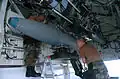 بمب ۹۱۰ کیلوگرمی چند منظوره (BDU-56) در حال نصب بر روی لانچر بی-۲